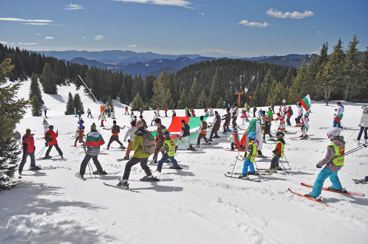 Масово ски спускане с трибагреници и народни носии на 3 март в Пампорово 