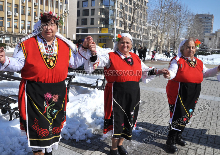 Първомартенско хоро се изви на площад „Свобода“