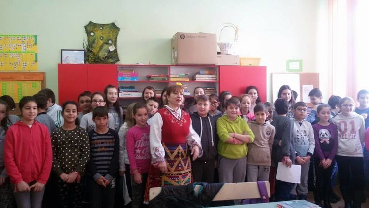 Учителка от Димитровград преподава с народна носия