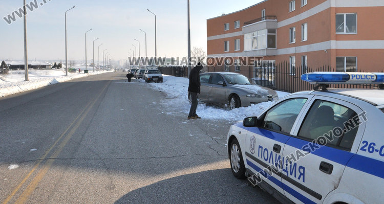 Алфа се заби в Голф, завиващ наляво на забранено