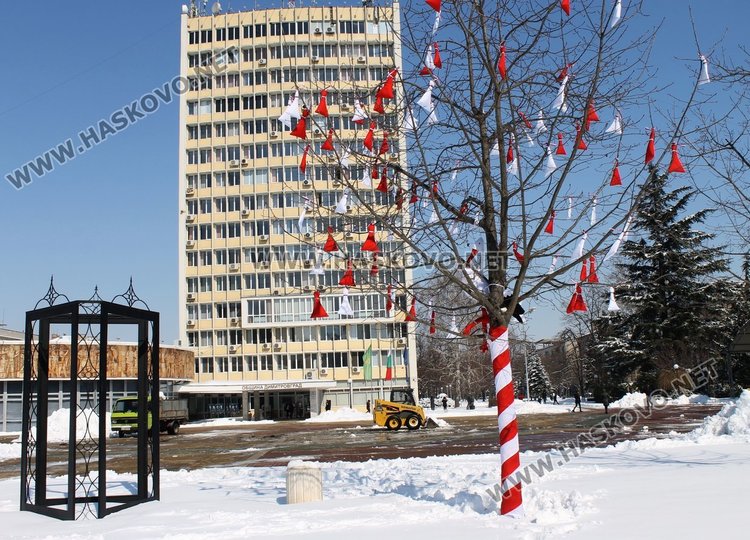 Дърво с мартеници пред Общината