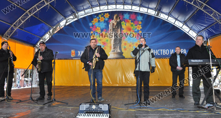 Първомартенско хоро се изви на площад „Свобода“