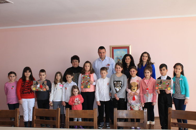 Млади таланти на гости на областния управител за Баба Марта