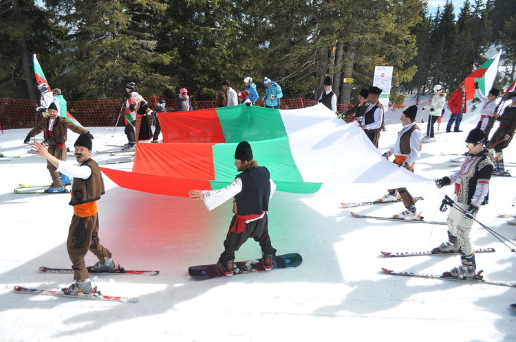 Масово ски спускане с трибагреници и народни носии на 3 март в Пампорово 