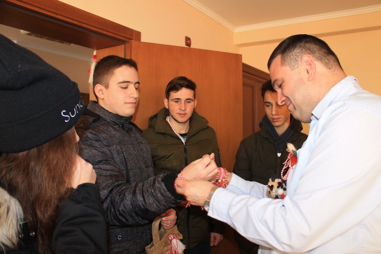 Млади таланти на гости на областния управител за Баба Марта