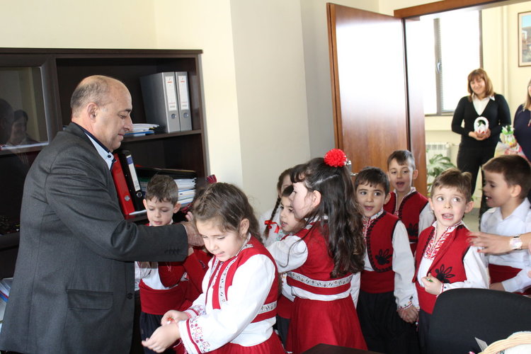 Деца от забавачка доведоха Баба Марта в общината