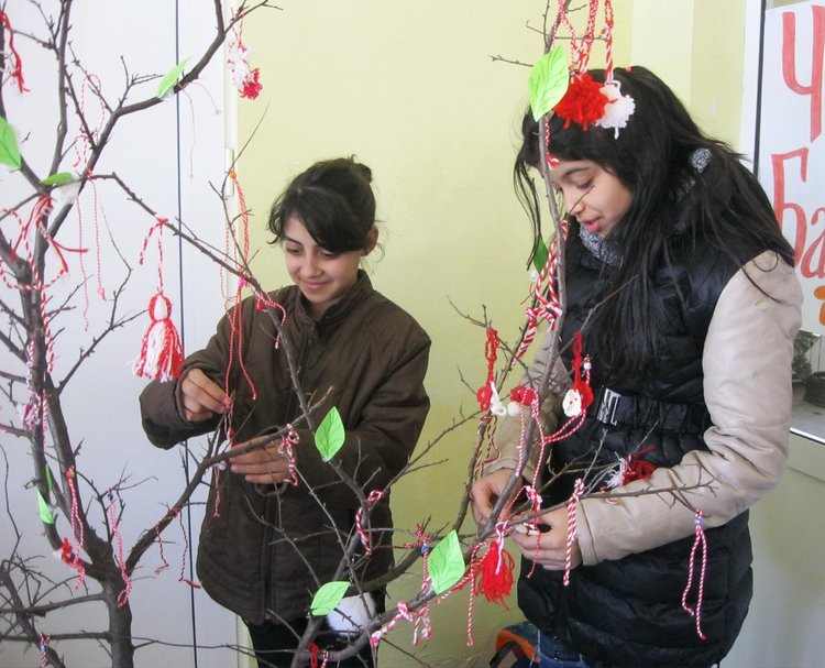 Дърво на желанията украсиха с мартеници в СУ "Васил Левски"