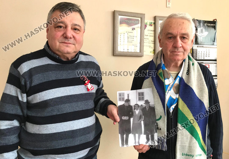 Златко Марчев и Васил Василев показват снимка на Лев Яшин в Хасково 