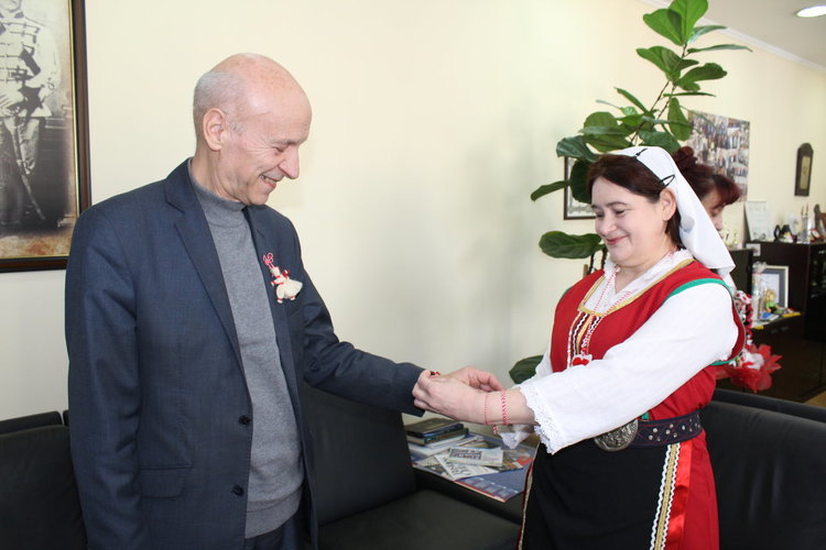 Деца от забавачка доведоха Баба Марта в общината