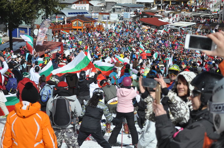 Масово ски спускане с трибагреници и народни носии на 3 март в Пампорово 