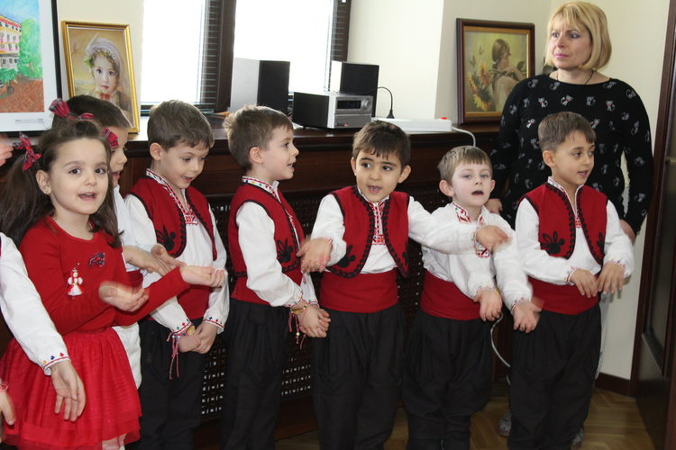 Деца от забавачка доведоха Баба Марта в общината