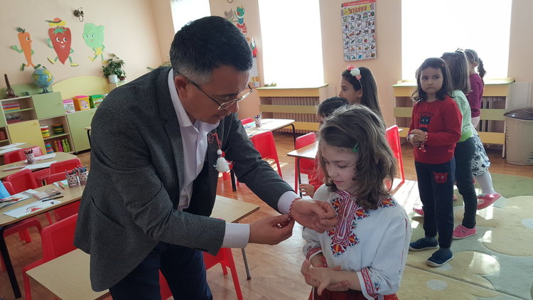 Мартенички от кмета за 2800 деца от Кърджали