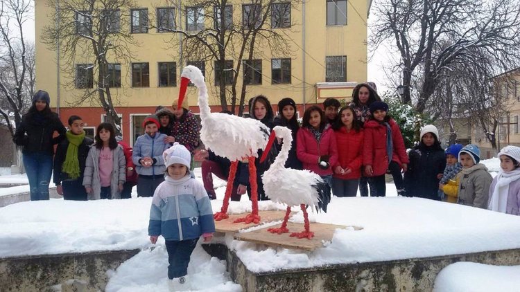 Крумовград осъмна с първомартенска премяна, "щъркели" кацнаха на площада