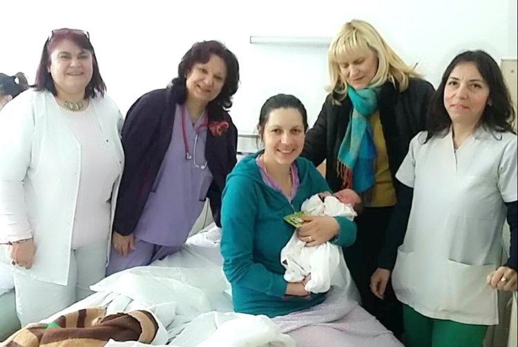  Жените-социалистки закичиха с мартеница най малката-жителка на областта, родила се тази сутрин