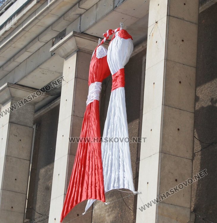 Украсиха Димитровград с мартеници 