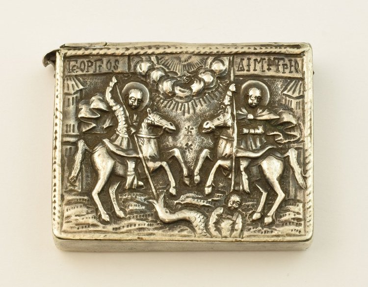 Нагръдна кутийка - амулет. Избражение на св. Димитър и св. Героги. Сн.: НИМ