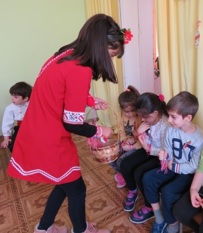 Посрещнаха Баба Марта и в ОУ "Алеко Константинов"