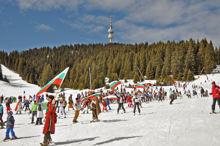 Масово ски спускане с трибагреници и народни носии на 3 март в Пампорово 