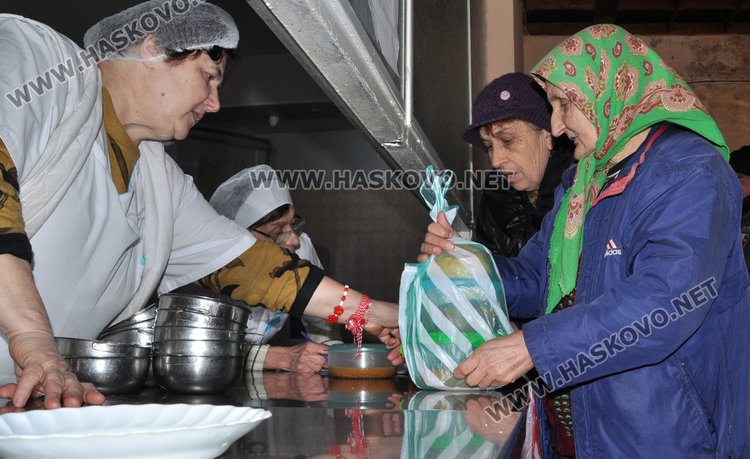 Обществена кухня храни 150 бедни до края на годината