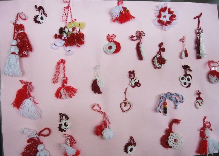 Дърво на желанията украсиха с мартеници в СУ "Васил Левски"