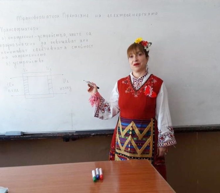 Преподавателят Таня Ганева бе облечена като Баба Марта в учебните часове