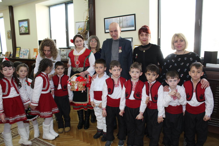 Деца от забавачка доведоха Баба Марта в общината