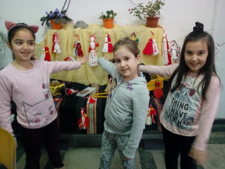 Деца от Кърджали изработиха мартенички за онкоболни