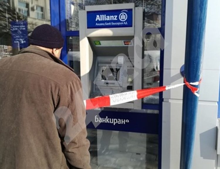 Жител на Махалата атакува банкомат с кирка, задържаха го