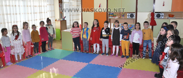 Легенда за мартениците на хан Аспарух научиха деца от забавачката 