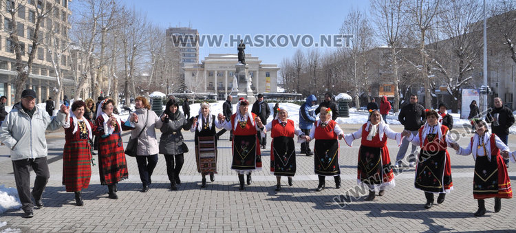 Първомартенско хоро се изви на площад „Свобода“