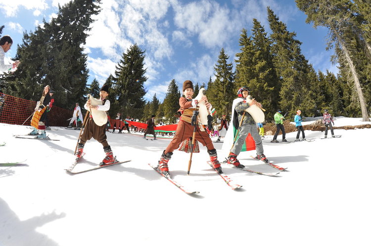 Масово ски спускане с трибагреници и народни носии на 3 март в Пампорово 