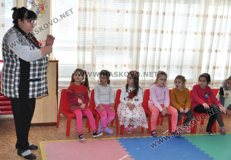 Весела Янкова обясни пред децата произхода на мартениците