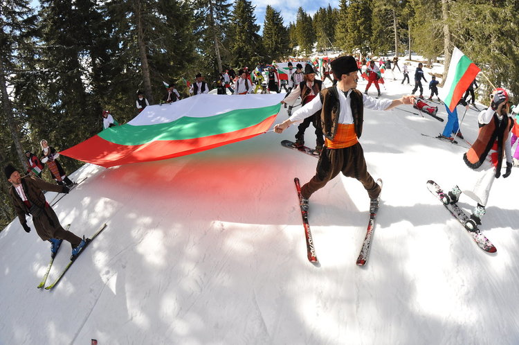 Масово ски спускане с трибагреници и народни носии на 3 март в Пампорово 