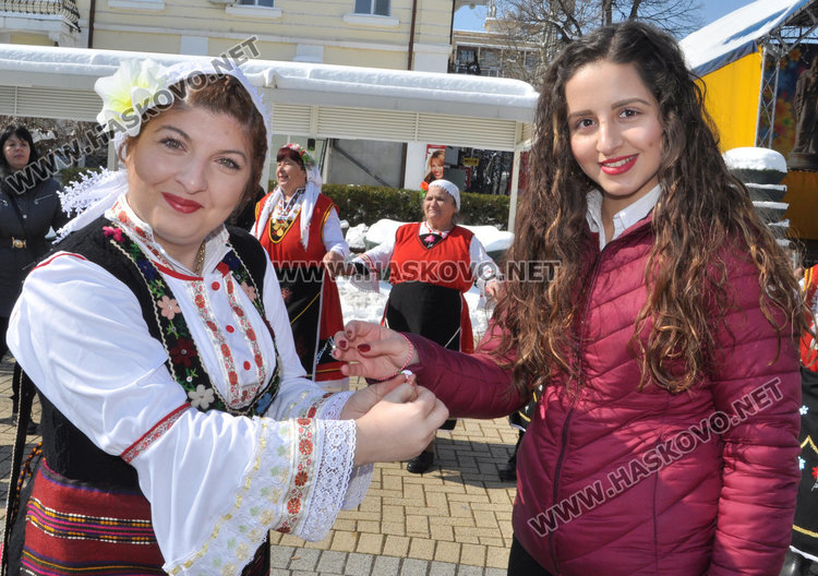 Първомартенско хоро се изви на площад „Свобода“