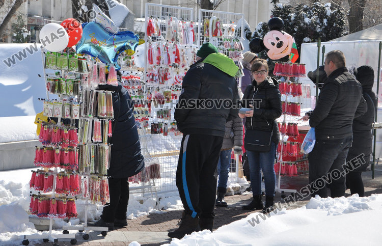Първомартенско хоро се изви на площад „Свобода“