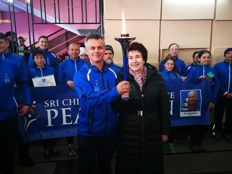 Факелът на Световния пробег на мира премина през Перник