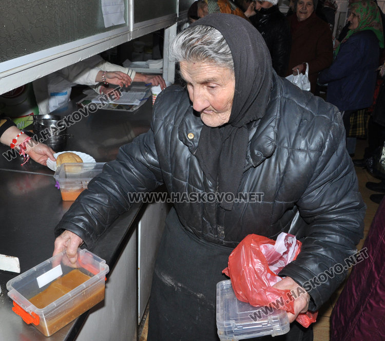 Обществена кухня храни 150 бедни до края на годината