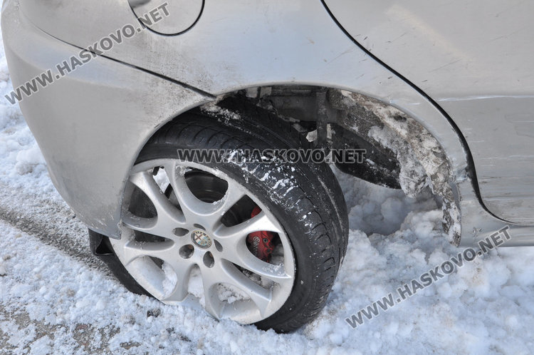 Алфа се заби в Голф, завиващ наляво на забранено