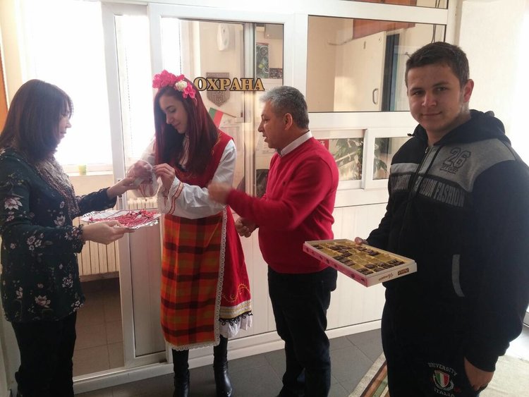 Посетителите на община Момчилград бяха посрещани с мартеници