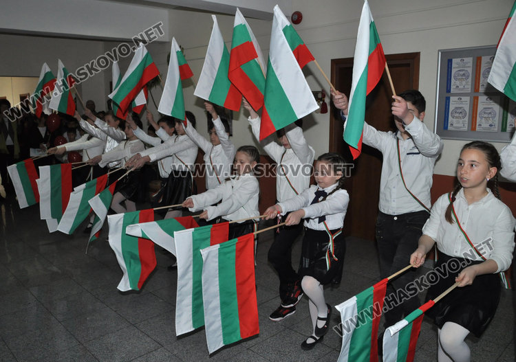 Ученици от Конуш изнесоха урок по родолюбие в общината