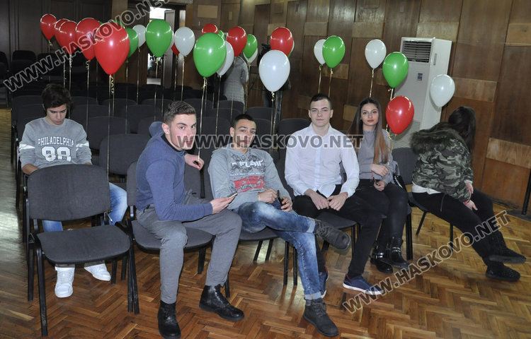 Част от младежите успяха да пристигнат за състезанието, но по-малките ученици не рискуваха