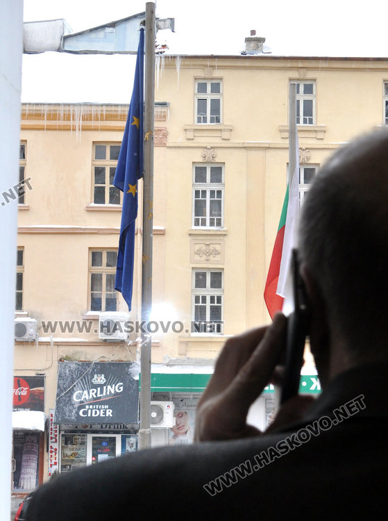 Ледени висулки дебнат минувачи в Хасково, пожарната обезопаси козирка