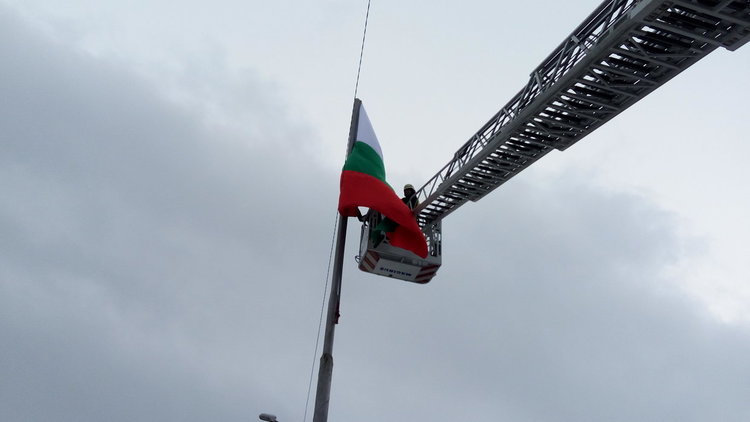 Областният управител Никола Чанев разпореди да се сменят трикольорите на входовете на Кърджали за Трети март