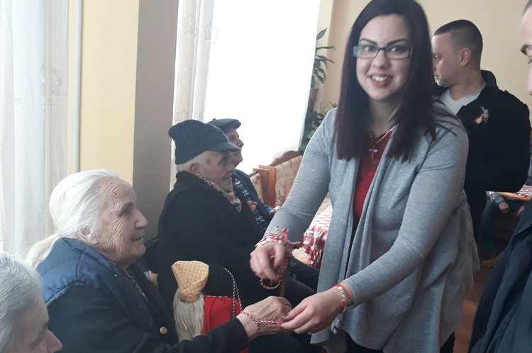 Младежите от ГЕРБ с мартеници за възрастни хора и деца с увреждания