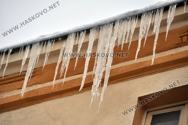 Ледени висулки дебнат минувачи в Хасково, пожарната обезопаси козирка