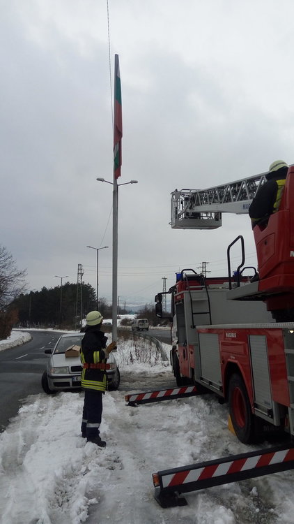 Областният управител Никола Чанев разпореди да се сменят трикольорите на входовете на Кърджали за Трети март