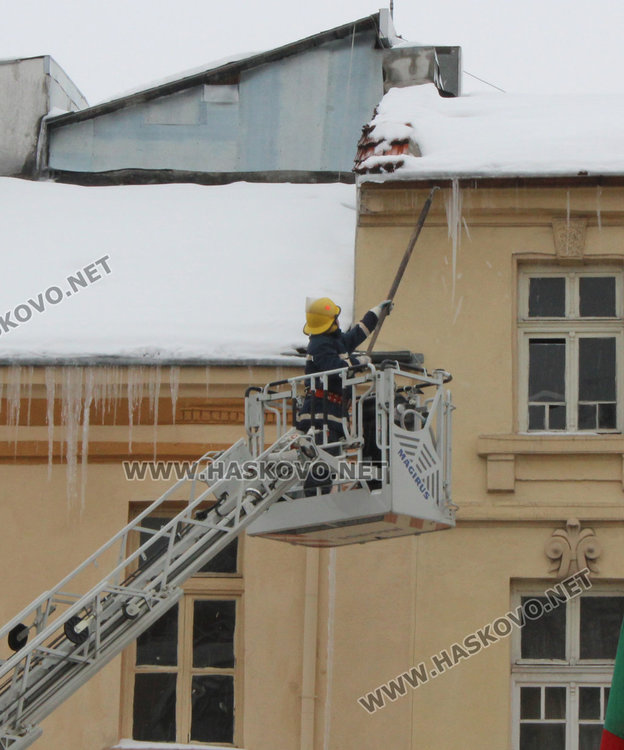 Ледени висулки дебнат минувачи в Хасково, пожарната обезопаси козирка