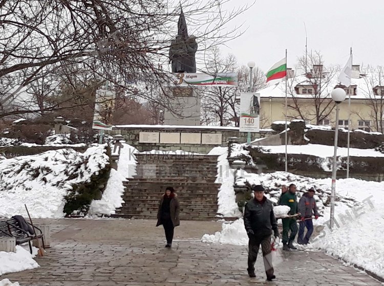 Ударно чистят центъра на Кърджали от сняг за Трети март