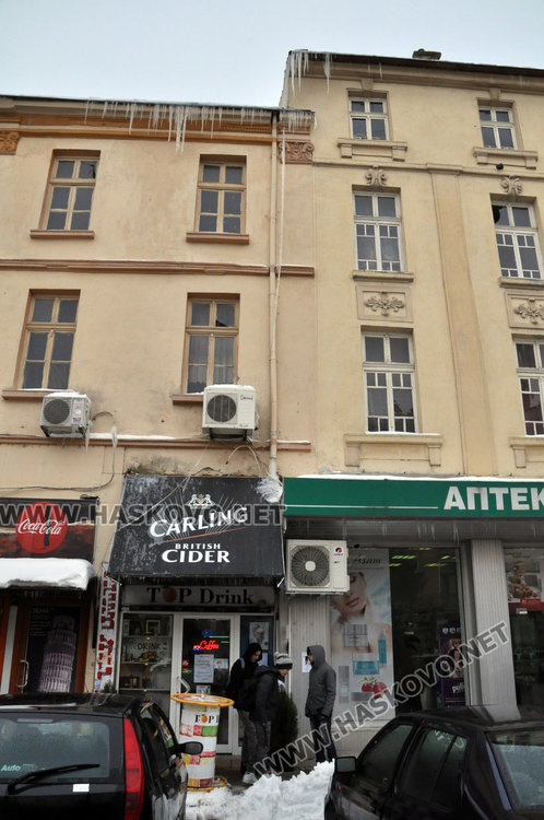 Ледени висулки дебнат минувачи в Хасково, пожарната обезопаси козирка