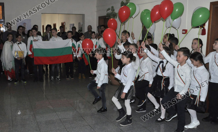 Ученици от Конуш изнесоха урок по родолюбие в общината